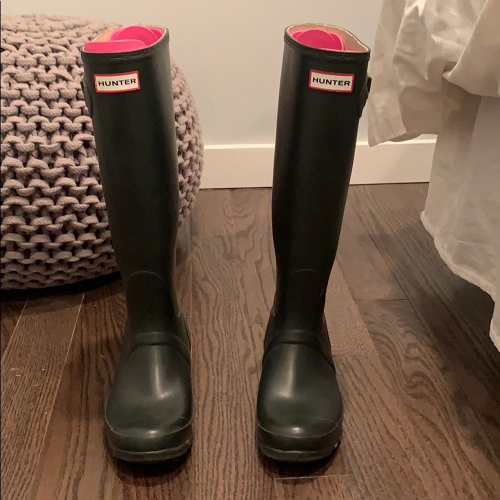 Size 7M/8F olive green hunter boots
